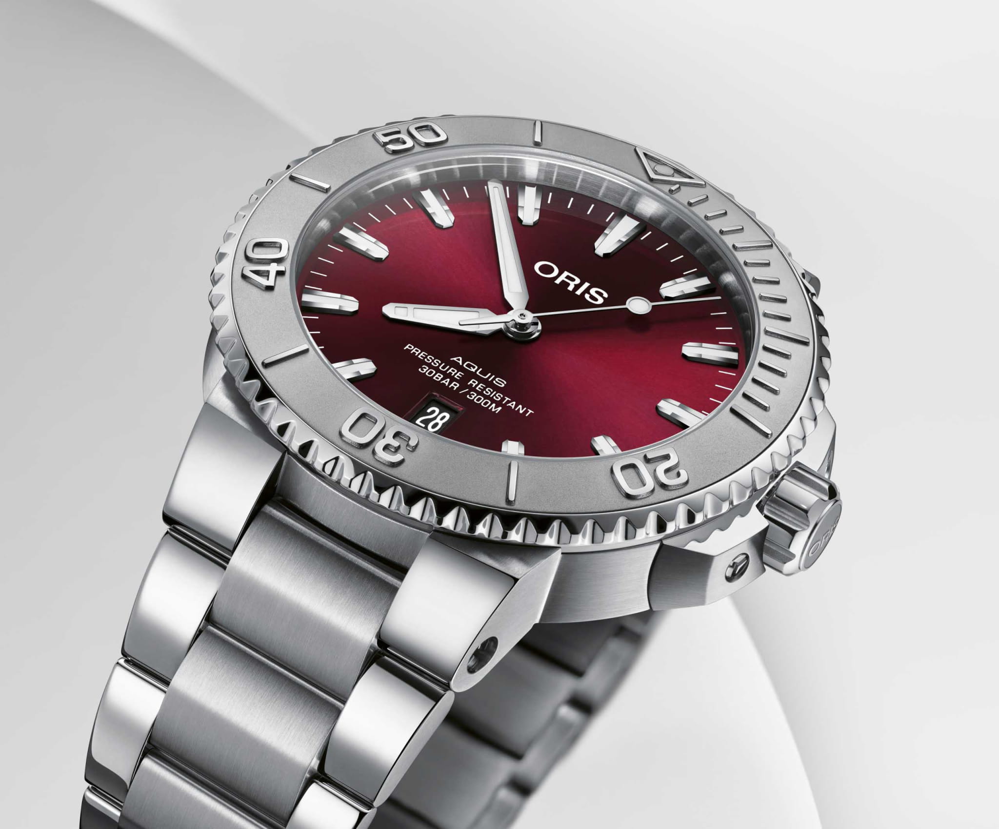 Oris Oris Aquis Date Relief  01 733 7766 4158-07 8 22 05PEB, aquis швейцария мужские часы на браслете нержавеющая сталь боковой вид